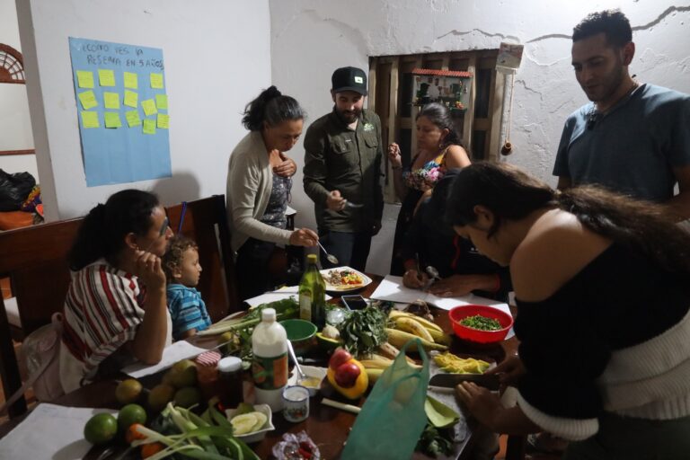 Imagen del taller gastronómico liderado por Ricardo Niño, que busca potenciar las tradiciones culinarias locales y generar ingresos para la población. Foto: Cortesía Caminantr3s