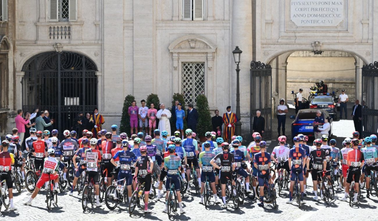 Giro de Italia 2025 - ciclistas y papa Leon XIV