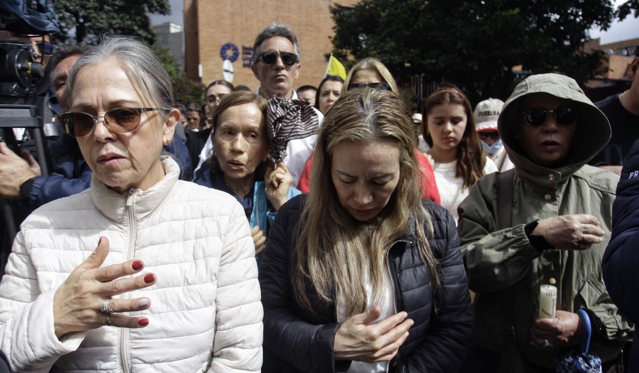 Misa por Miguel Uribe a las afueras de la Clínica Santa Fe