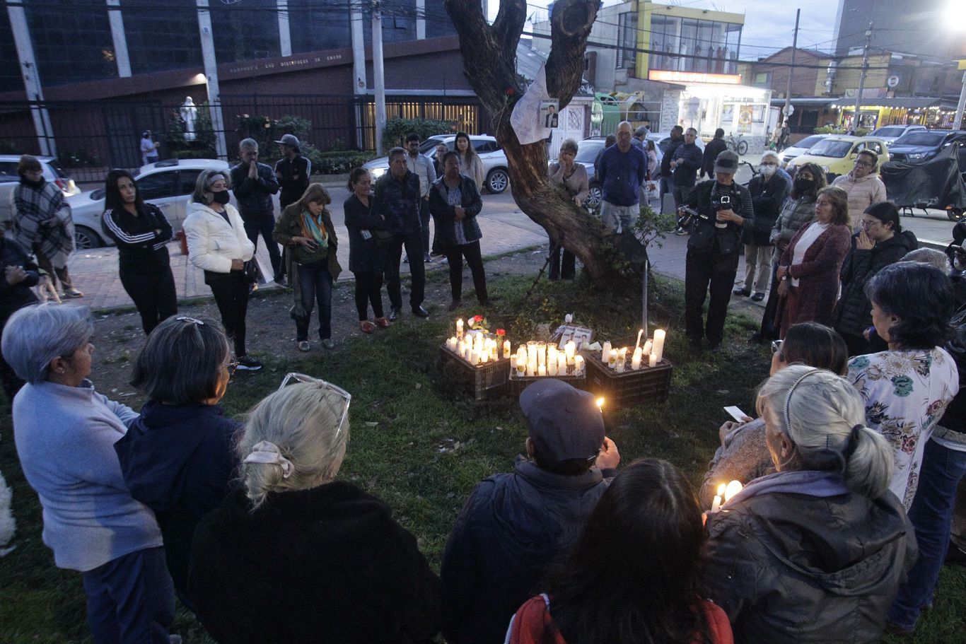 Velatón en Modelia por la salud de Miguel Uribe